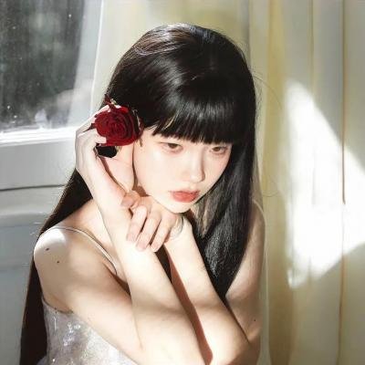 她在这里